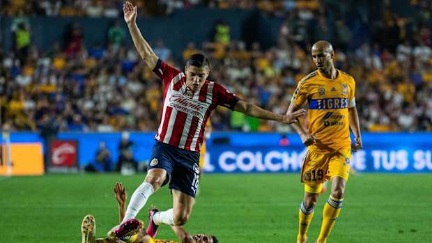 Ronaldo Cisneros de Guadalajara y Jesus Angulo de Tigres durante el partido Tigres UANL vs Guadalajara